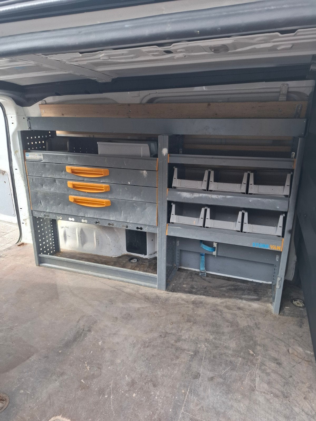 StoreVan Bedrijfswageninrichting met Laden en Vakken, Ophalen