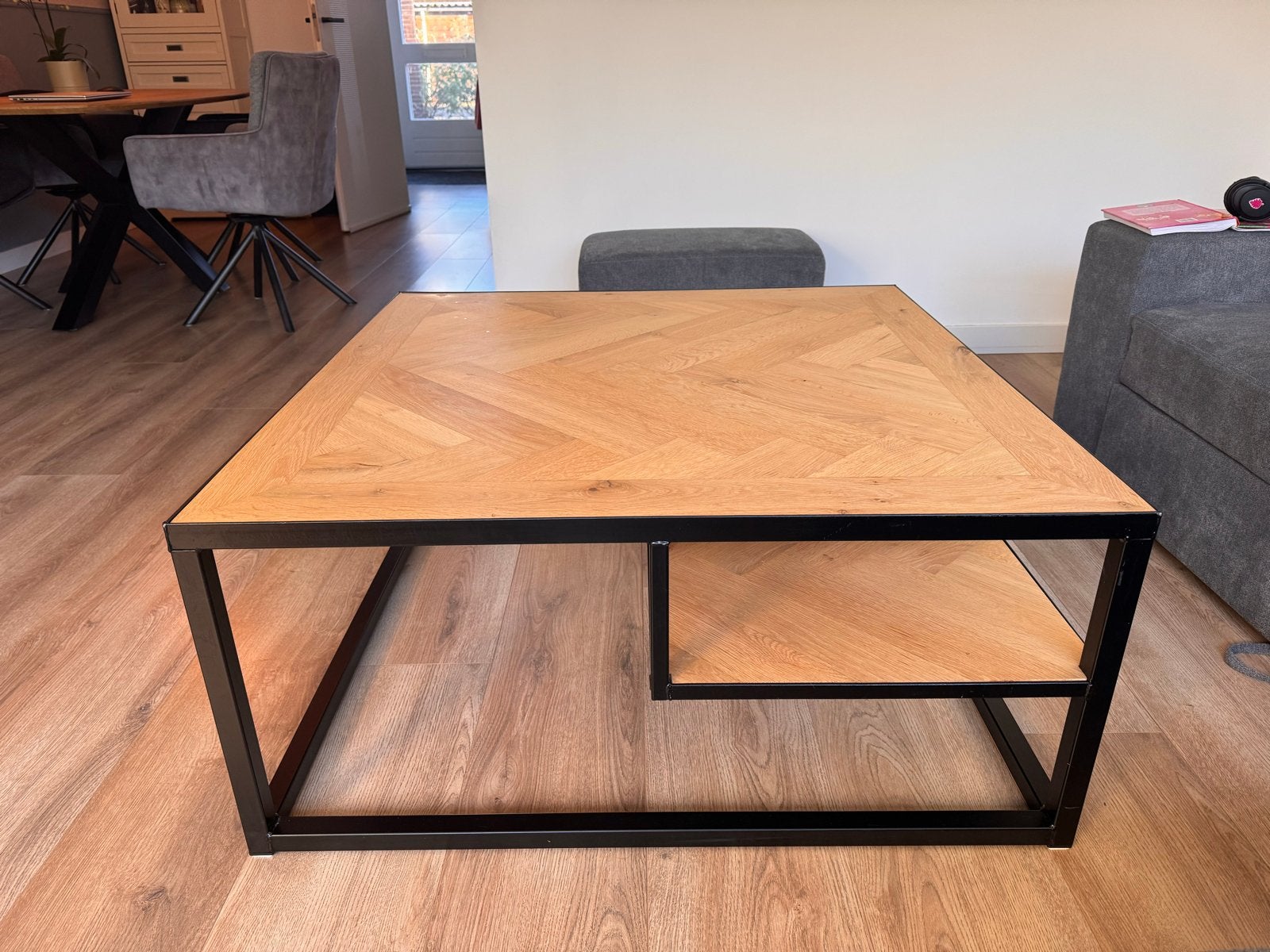 Salontafel met visgraatmotief en zwart metalen frame, Huis en Inrichting, Ophalen, Vierkant, 50 tot 100 cm, Zo goed als nieuw
