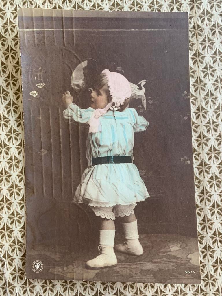 Meisje kijkt in de spiegel (NN), Ophalen of Verzenden, Voor 1920, Gelopen, Kinderen
