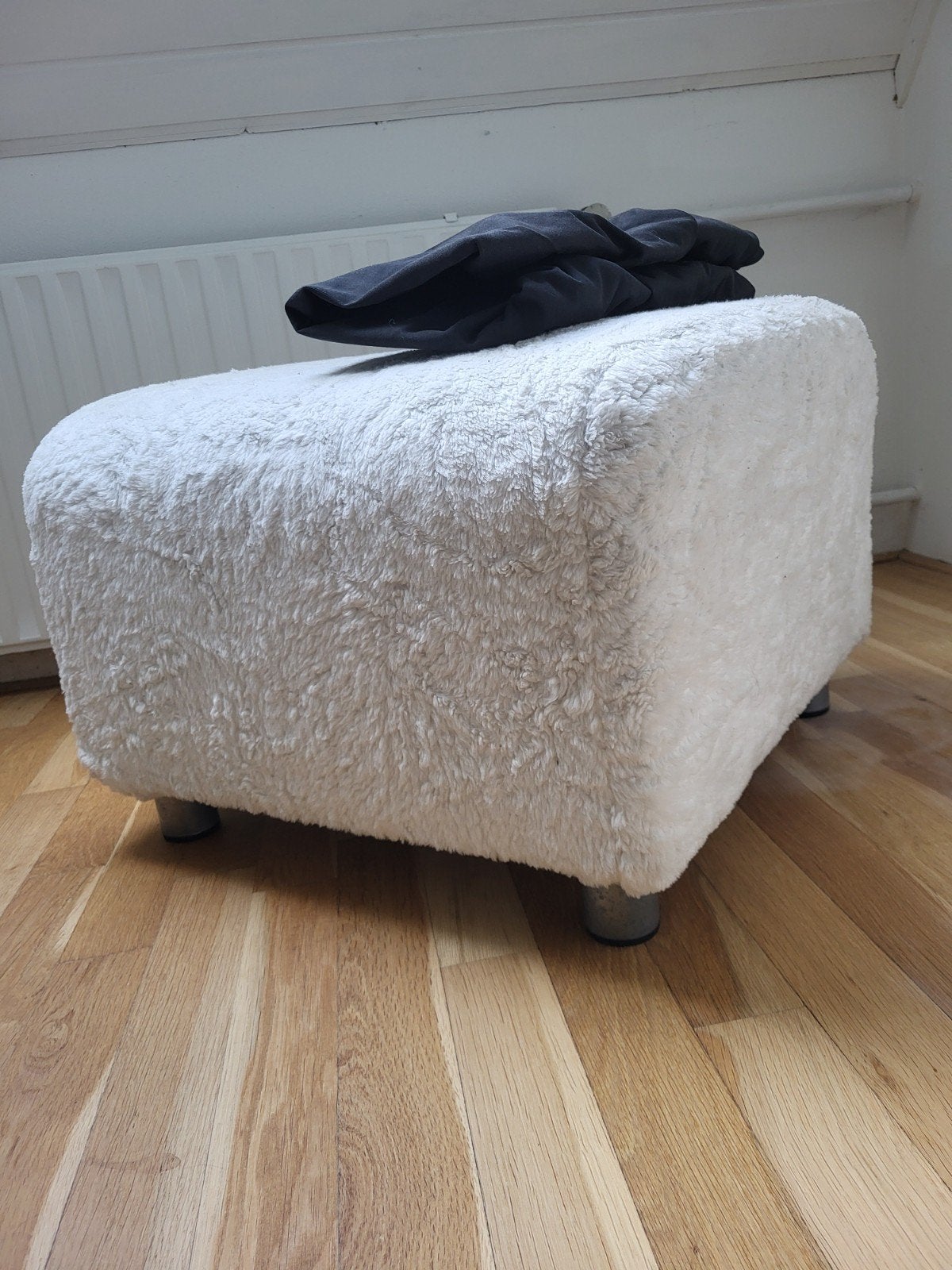 Klippan (Ikea) witte poef/hocker/voetenbank, met extra hoes, Ophalen, Gebruikt, Stof, 50 tot 75 cm