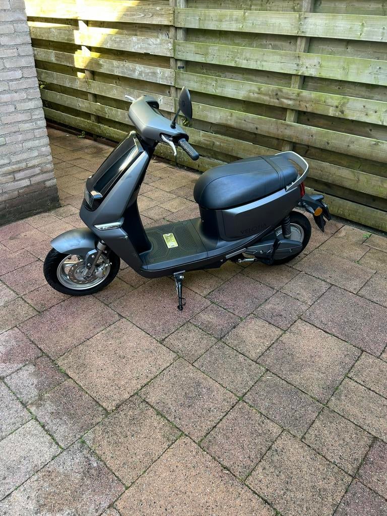 Scooter Elektrisch met blauw kenteken incl. helm en oplader, Fietsen en Brommers, Snorfietsen en Snorscooters, Gebruikt, Elektrisch