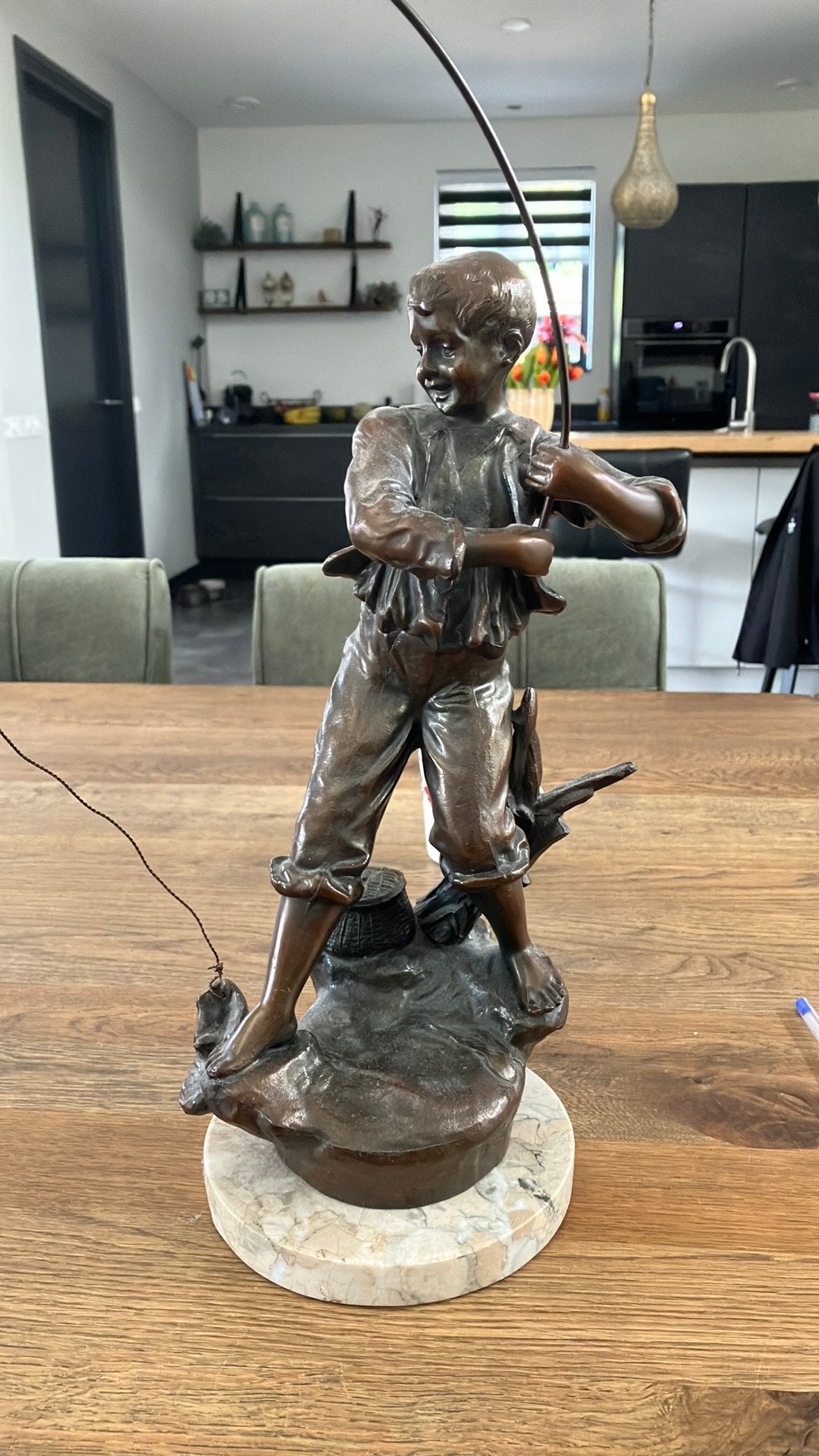 Vintage Bronzen Beeld: Vissende Jongen op Marmeren Sokkel, Ophalen of Verzenden, Brons, Beeld, Bruin