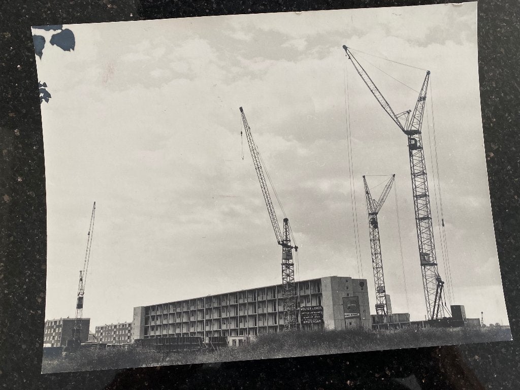 Foto bouwplaats met bouwkranen jaren 50/60 (Bijlmer?), Gebruikt, Foto, Ophalen of Verzenden, 1940 tot 1960