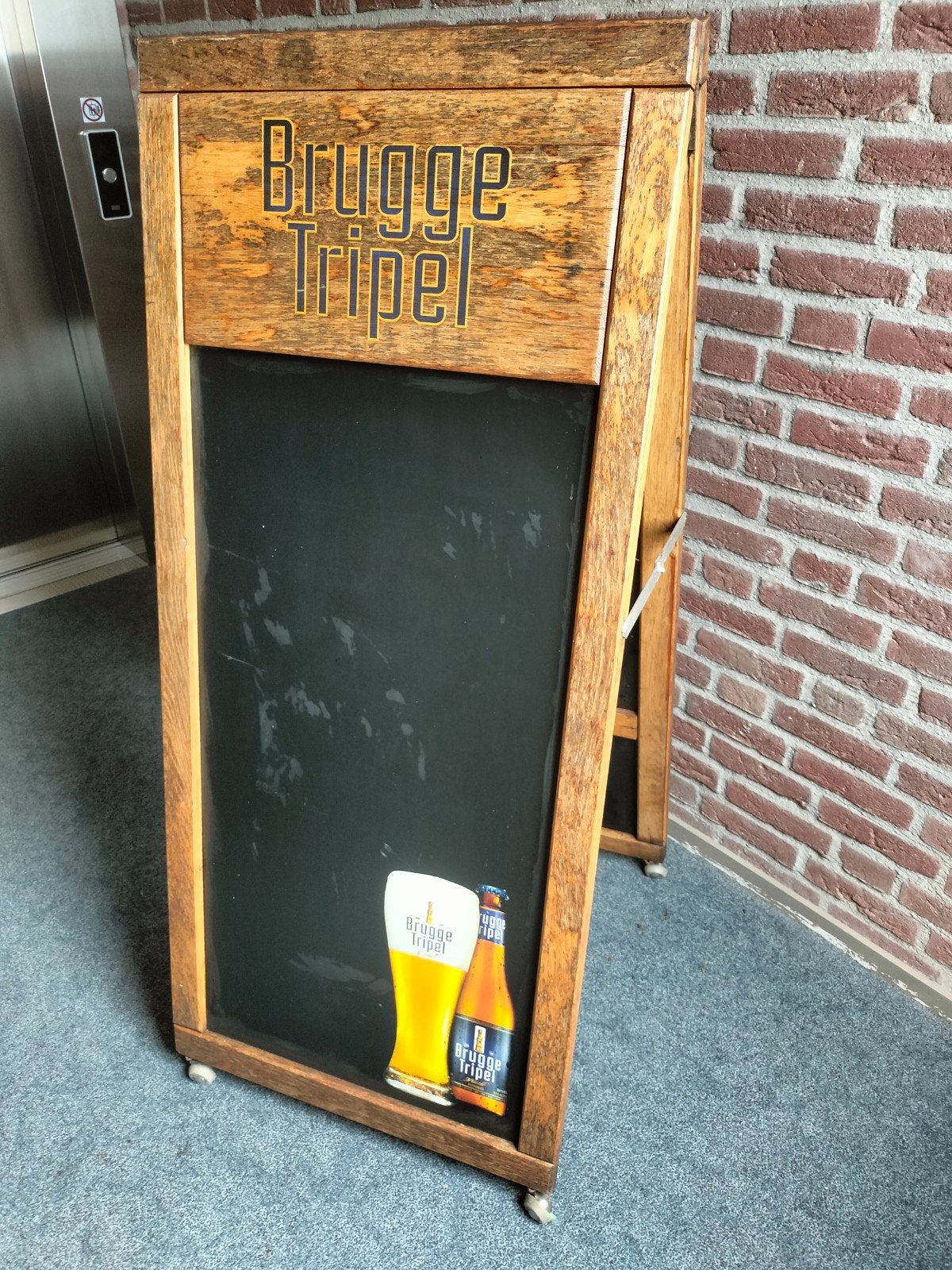 Mooi houten Brugse Tripel bier stoepbord krijtbord wieltjes, Ophalen, Zo goed als nieuw, Reclamebord