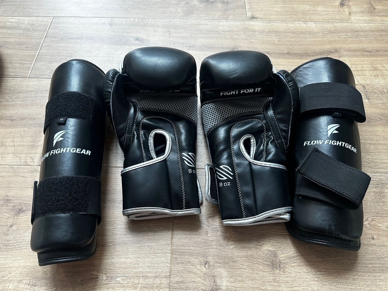 Vechtsport set: bokshandschoenen en scheenbeschermers, Sport en Fitness, Ophalen of Verzenden, Gebruikt, Overige, Vechtsportbescherming