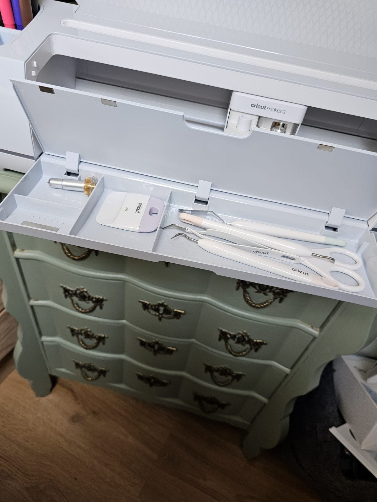 Cricut Maker 3 met accessoires en vinyl voorraad, Zo goed als nieuw, Kunststof, Machine, Cricut