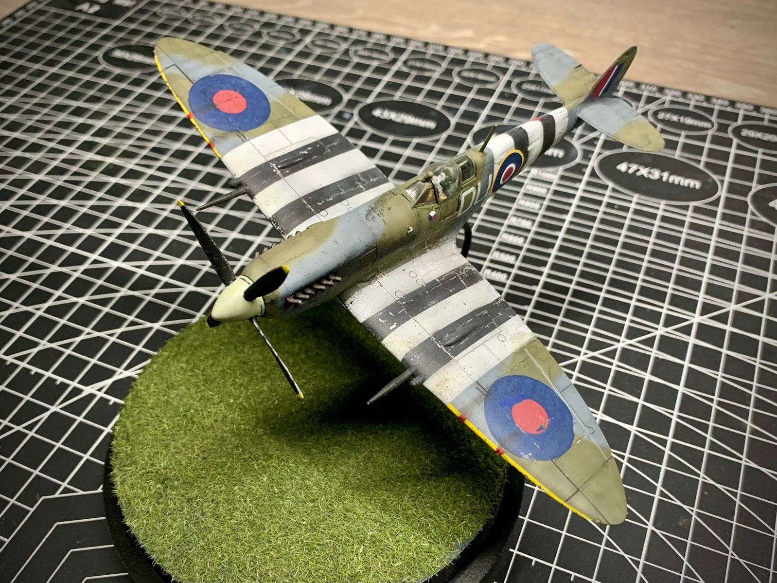 Gebouwd model: 1/72 Spitfire MK. IX Eduard inclusief base, Hobby en Vrije tijd, 1:72 tot 1:144, Nieuw, Vliegtuig, Ophalen