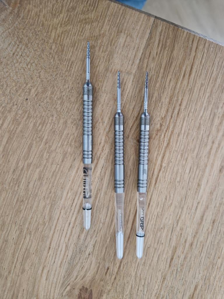 Dimitri van den Bergh dartpijlen 22 gram swiss point, Sport en Fitness, Darts, Ophalen, Zo goed als nieuw, Pijlen