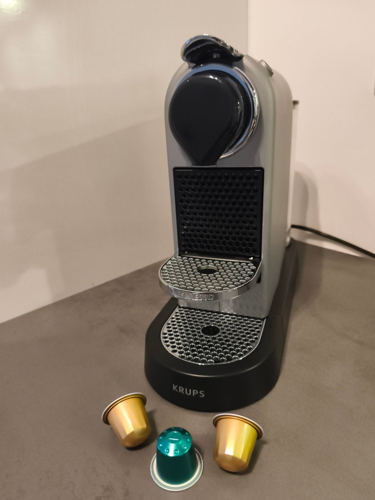 Nespresso koffiemachine grijs, Ophalen, Koffiemachine, Zo goed als nieuw, Koffiepads en cups
