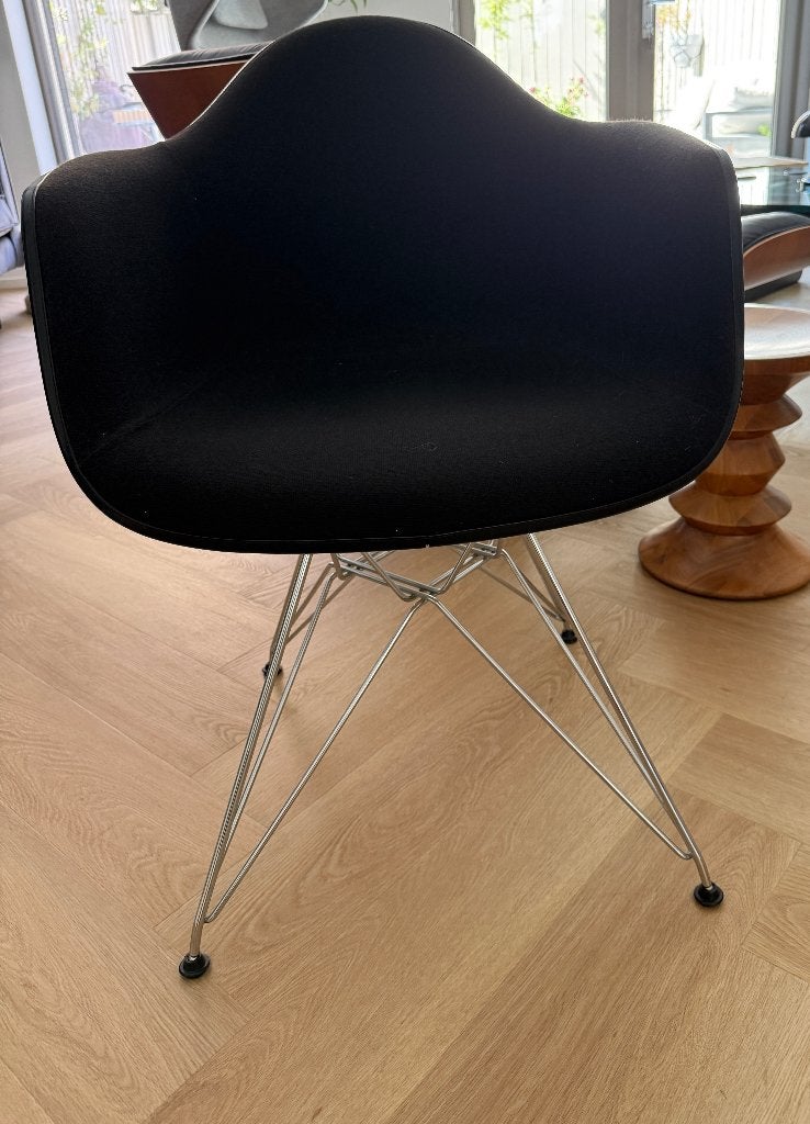 Vitra Eames Plastic armchair DAR volledige bekleding, Ophalen, Stof, Zwart, Zo goed als nieuw