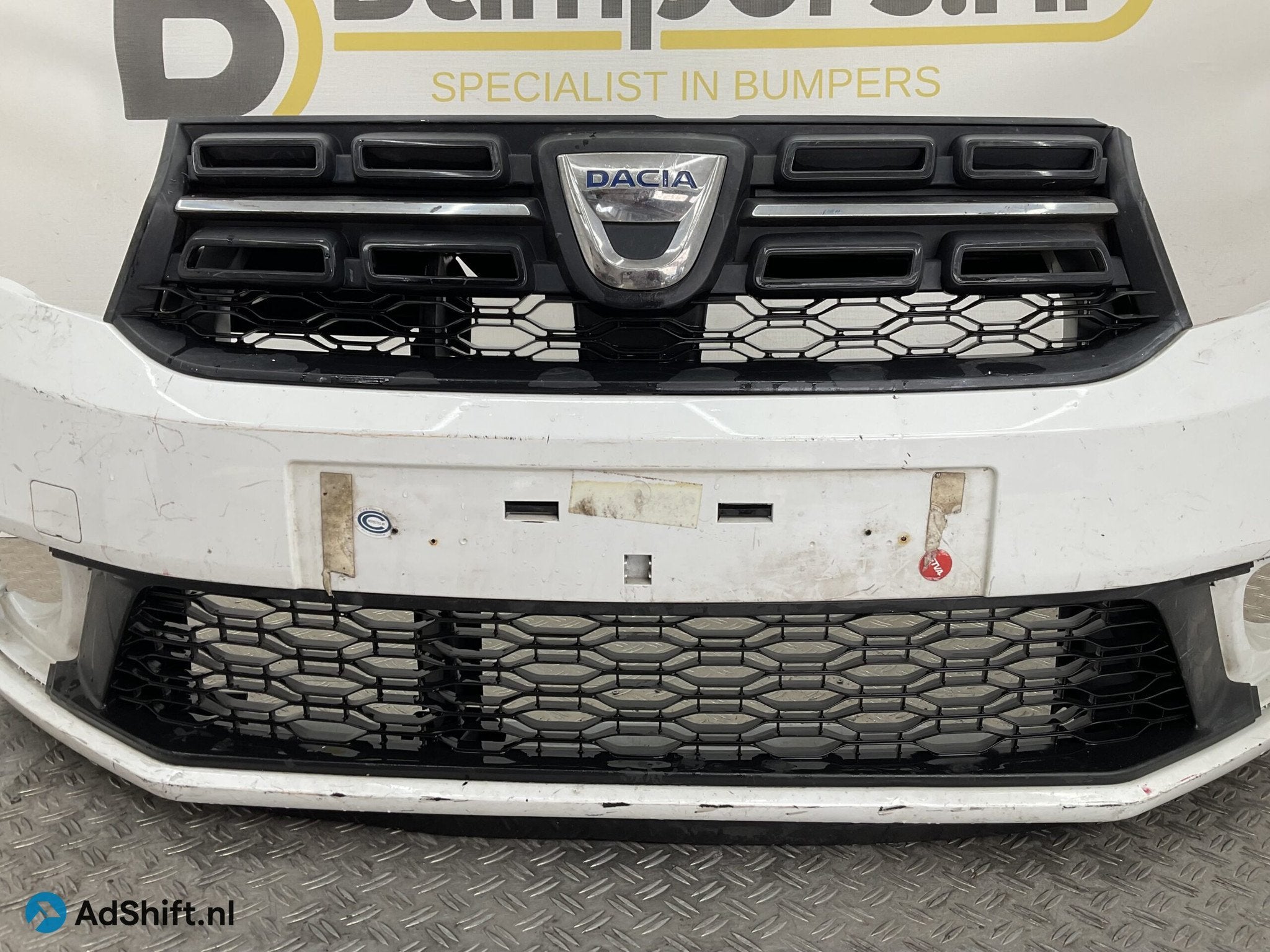 BUMPER Dacia Sandero 2017-2020 620903450R VOORBUMPER G3-2237, Bumper