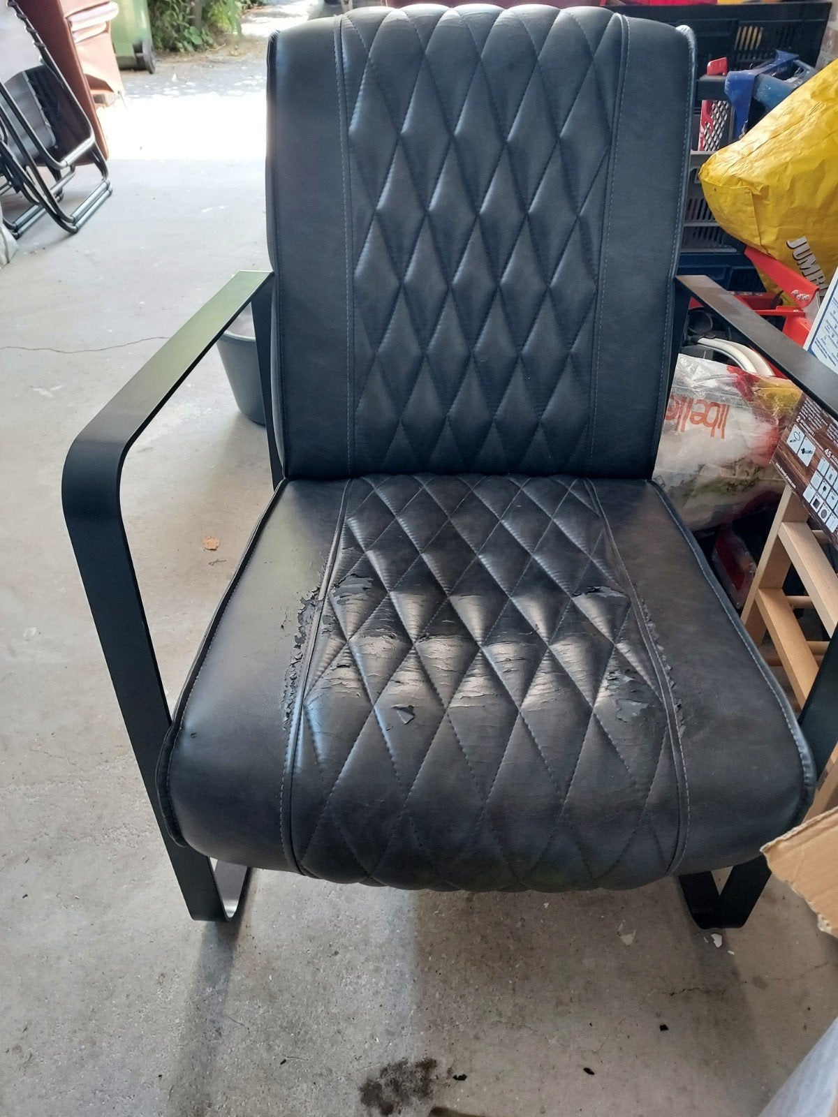 Grijze fauteuil met metalen frame, Huis en Inrichting, Stoelen, Ophalen, Gebruikt, Overige materialen, Industrieel, Modern