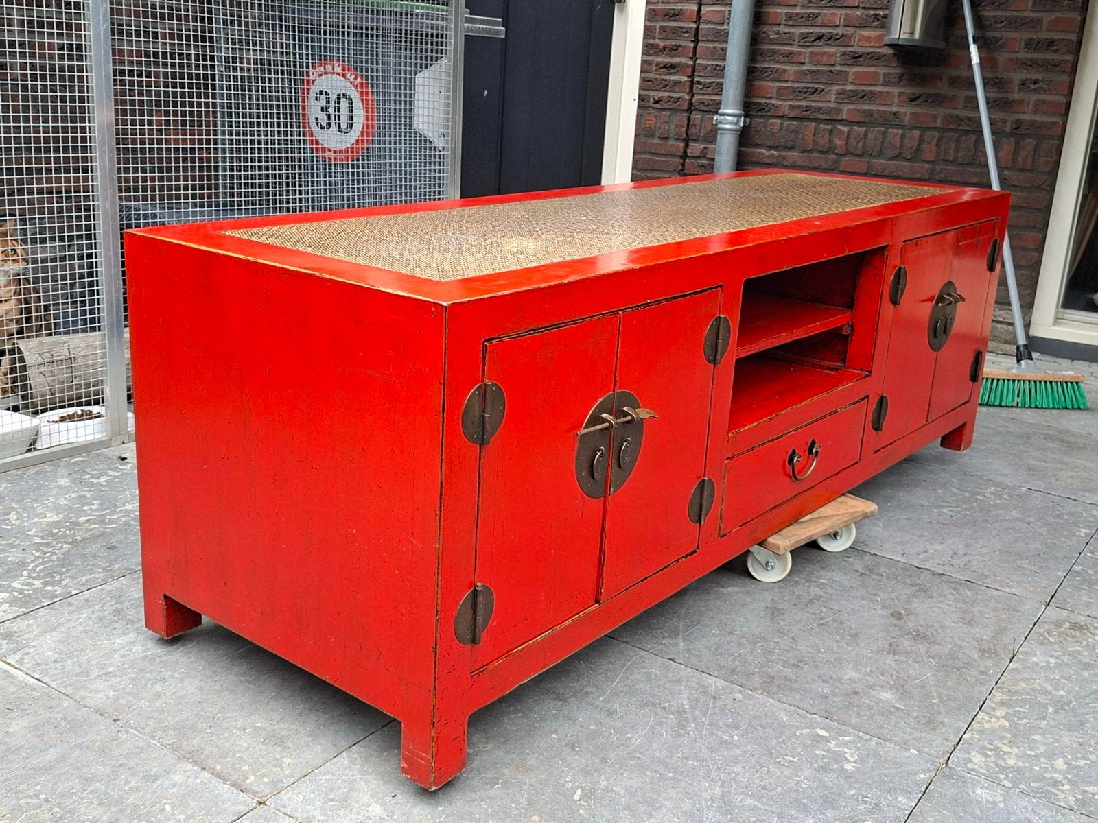 Rood Chinees dressoir met rieten blad, Huis en Inrichting, Kasten | Dressoirs, Gebruikt, 150 tot 200 cm, 50 tot 75 cm, Ophalen