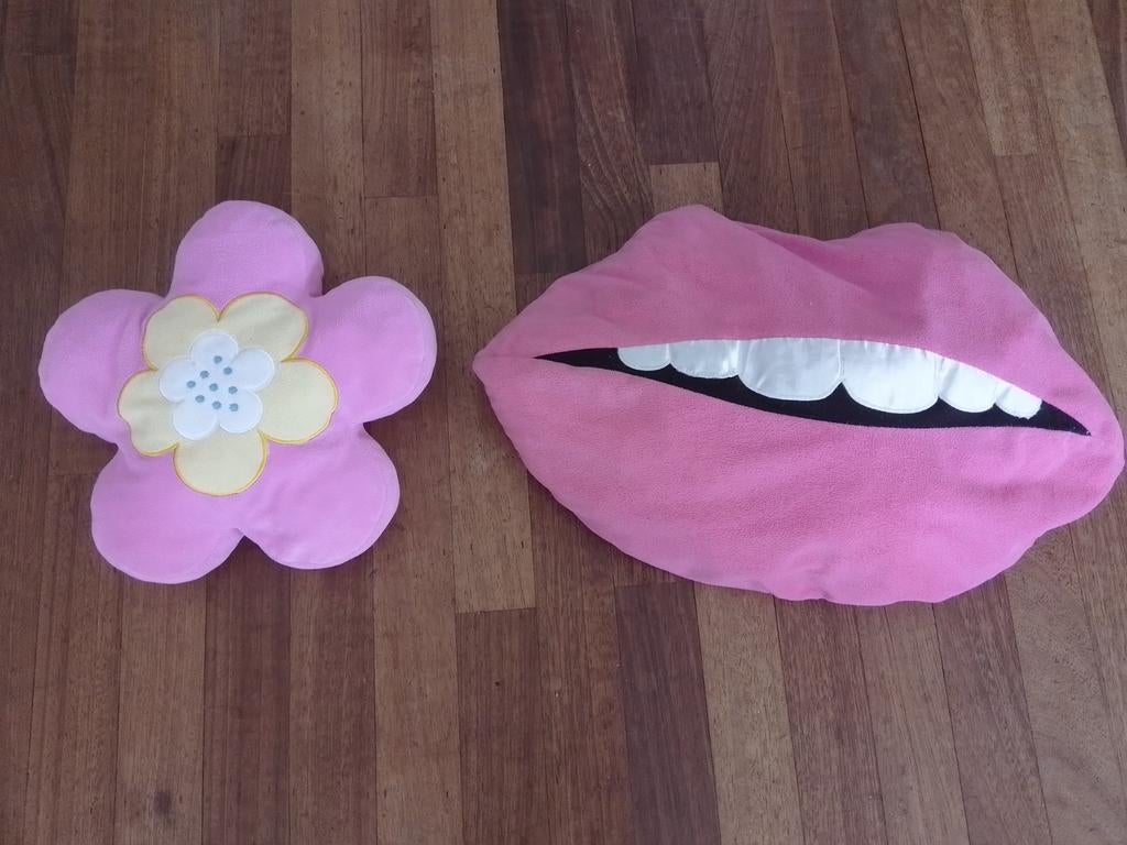 2 leuke roze kussens naar keuze of allebei: bloem en lippen, Ophalen of Verzenden, Gebruikt, Roze, Overige vormen