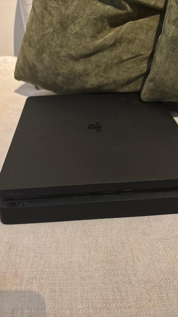 Ps4 slim, Spelcomputers en Games, Spelcomputers | Sony PlayStation 4, Ophalen of Verzenden, Zo goed als nieuw, Zonder controller