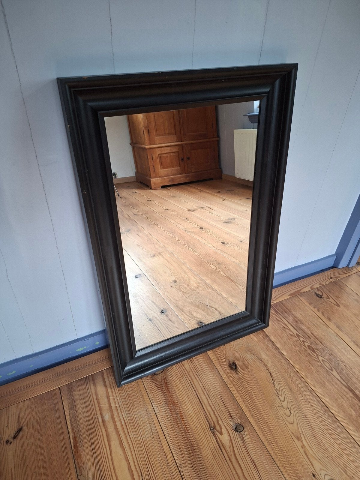 Grote spiegel met zwarte houten lijst. 90x60cm., Ophalen, Zo goed als nieuw, Minder dan 100 cm, Rechthoekig