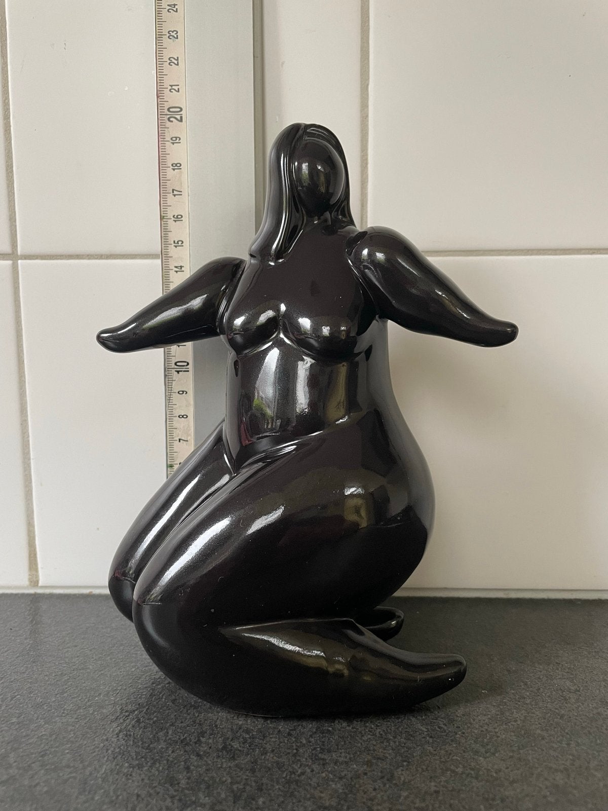 Zwart Koremann beeld - Vrouw in zittende positie, Ophalen of Verzenden, Overige materialen, Beeld, Modern