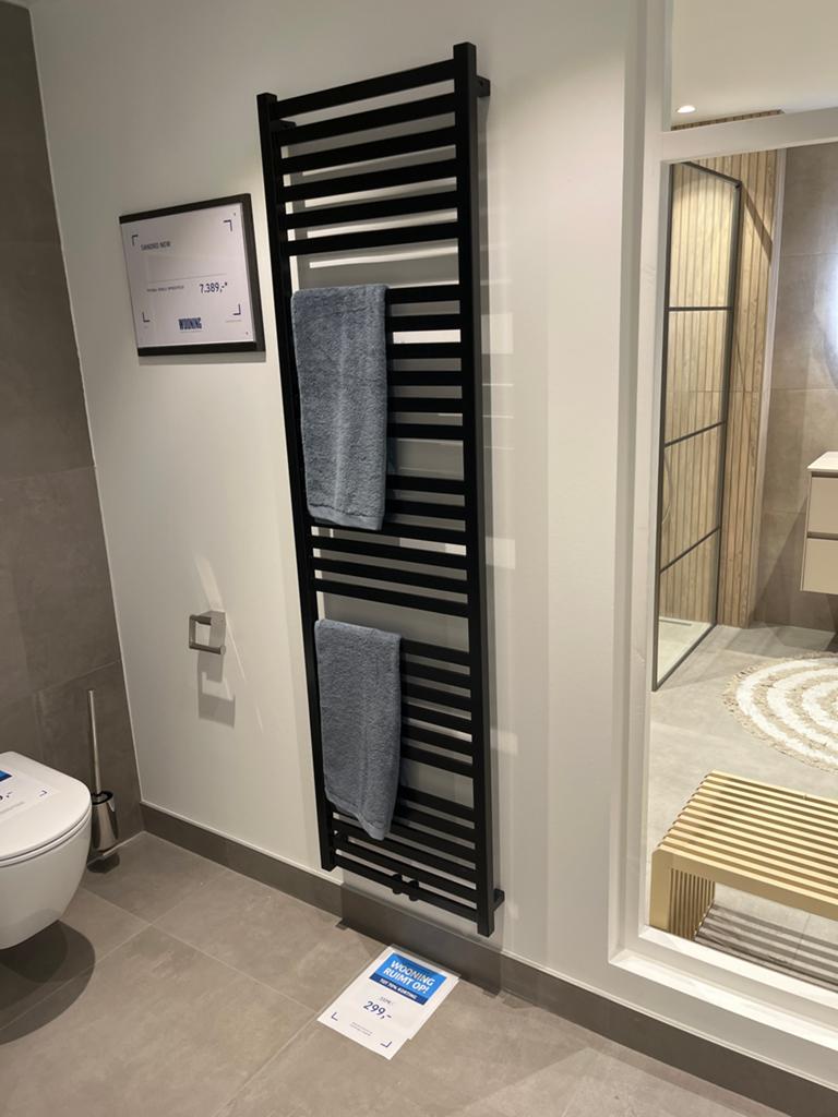 Zwarte handdoekradiator voor badkamer, Doe-het-zelf en Verbouw, Verwarming en Radiatoren, Zo goed als nieuw, Radiator, 800 watt of meer