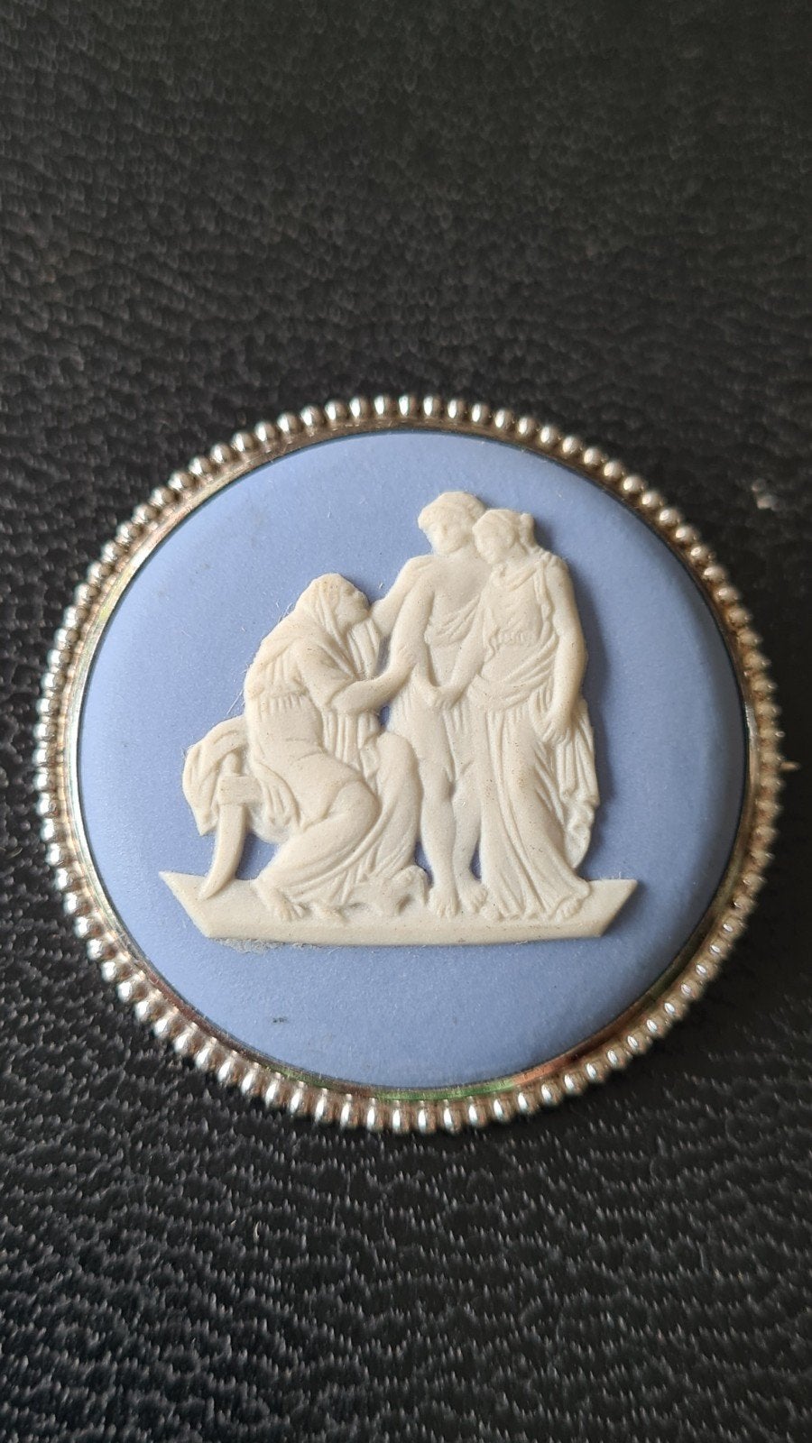 Vintage Wedgwood Jasperware Broche - Blauw met Wit Reliëf, Ophalen of Verzenden, Blauw, Zilver