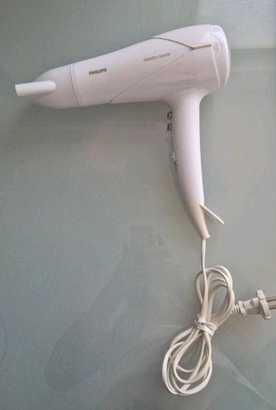 Philips 2100W föhn . Weinig gebruikt, Ophalen of Verzenden, Zo goed als nieuw, Föhn of Haardroger