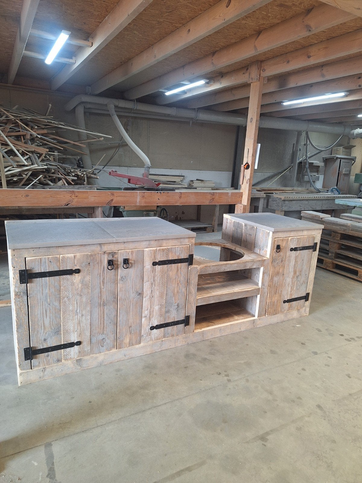 buitenkeuken gemaakt van hout met uitsparing voor bbq, Ophalen, Houtskool, Nieuw, Handgemaakt