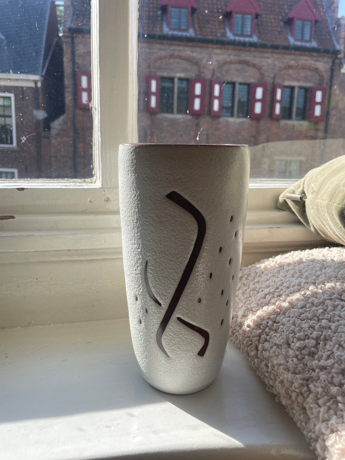 Unieke ravelli handgemaakte keramische beker/vaas, Ophalen of Verzenden, Zo goed als nieuw, Modern, Wit