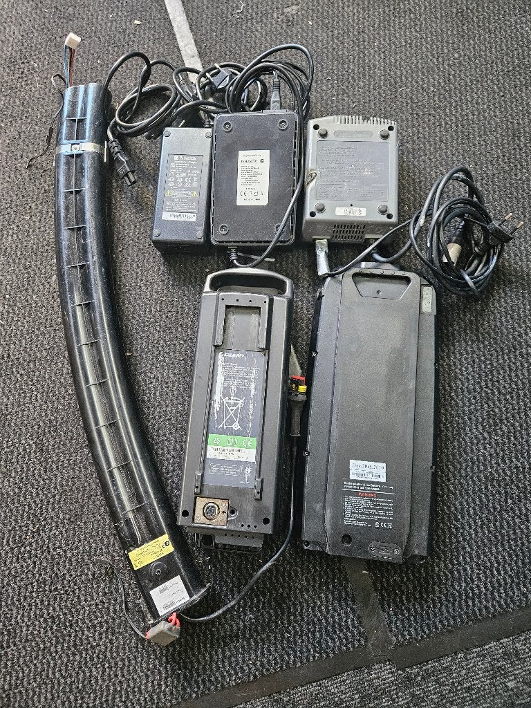 3 Accu's en opladers, Ophalen of Verzenden, Gebruikt