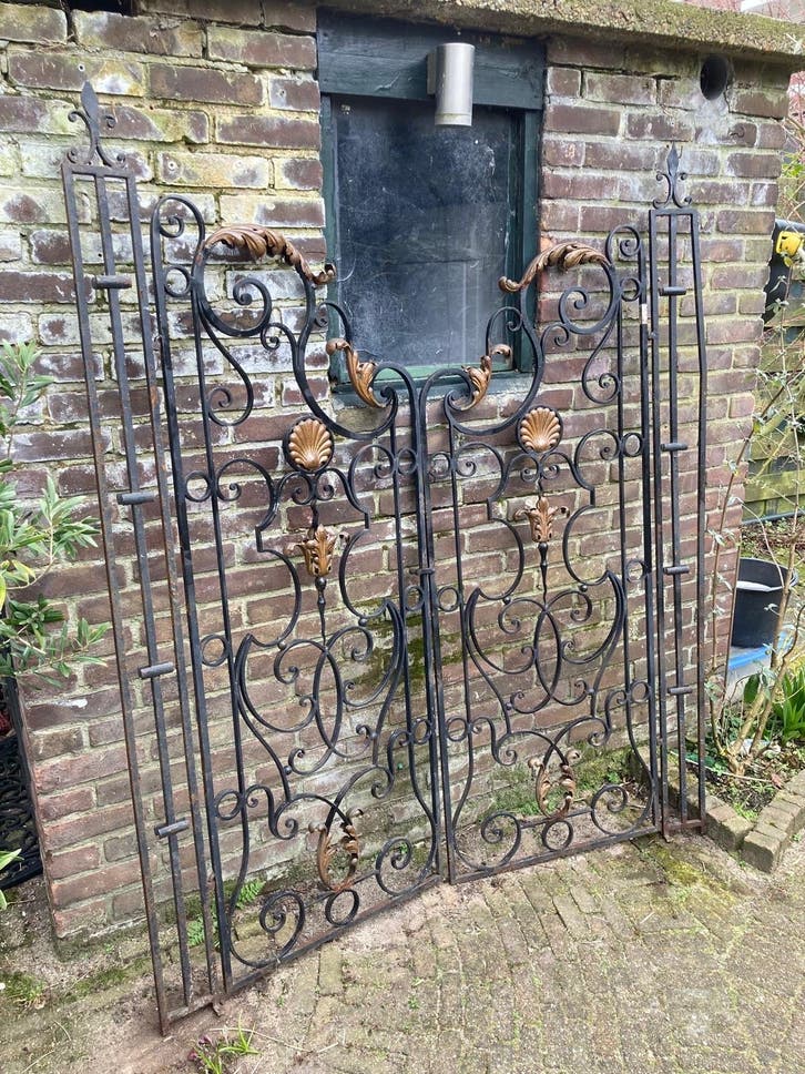 Unieke partij oud sierhekwerk / smeedijzeren poorten