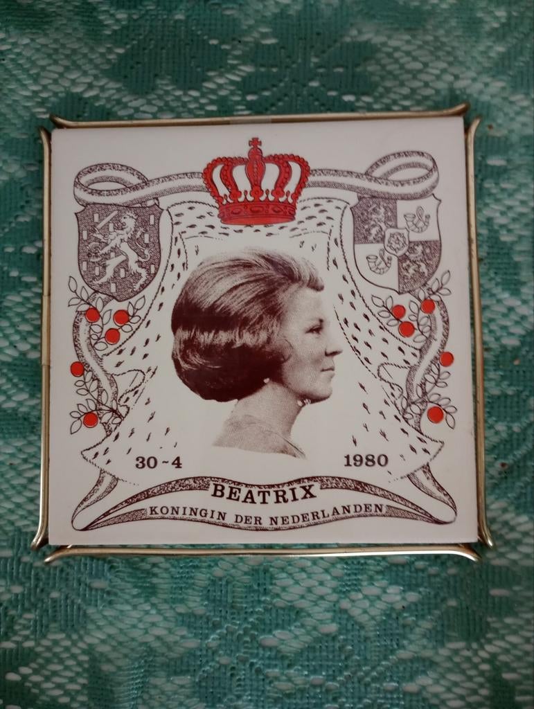 Onderzetter Koningin Beatrix 1980, Ophalen of Verzenden, Gebruikt, Glas of Kopje