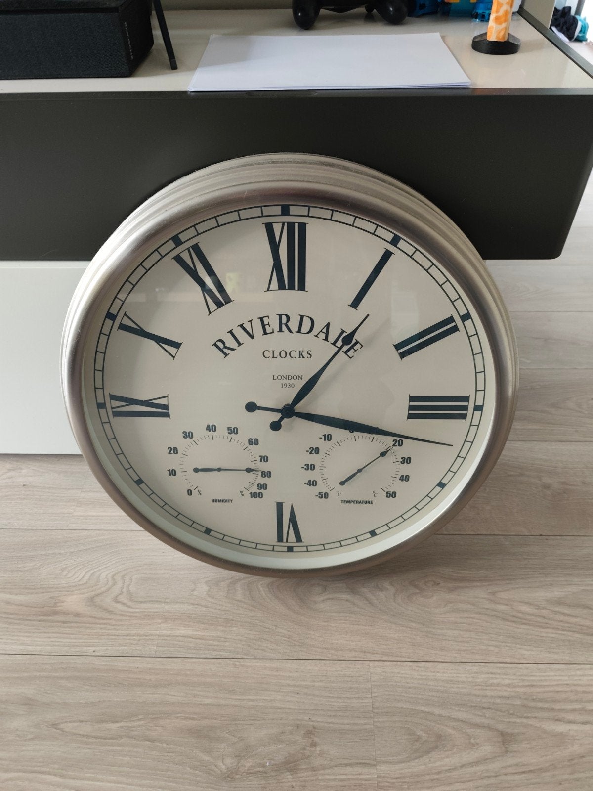 Mooie Riverdale wandklok rond 55 cm met thermometer, Ophalen, Analoog, Zilver, Overige merken