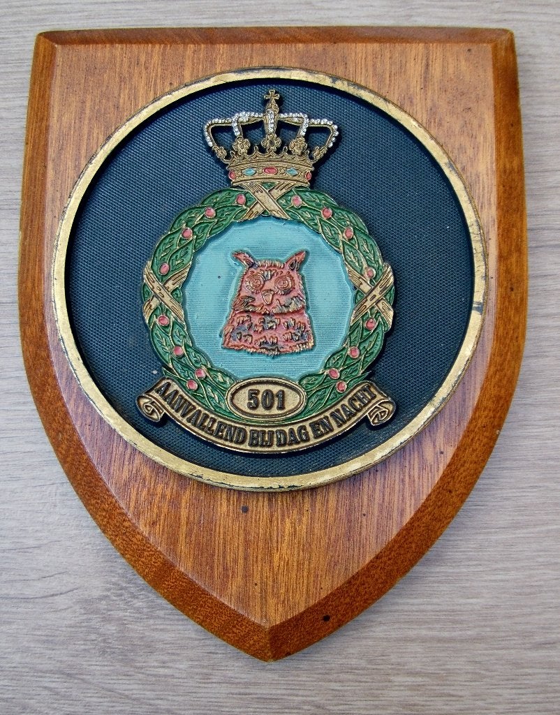Wapenschild Koninklijke Luchtmacht 501 Squadron rond embleem, Verzamelen, Verzenden, Luchtmacht, Nederland, Embleem of Badge