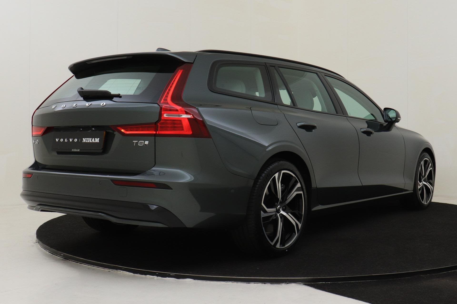 Volvo V60 T8 PLUG-IN HYBRID AWD PLUS PERFORMANCE ED. DARK -H, Automaat, 12 maanden, Euro 6, 4 cilinders