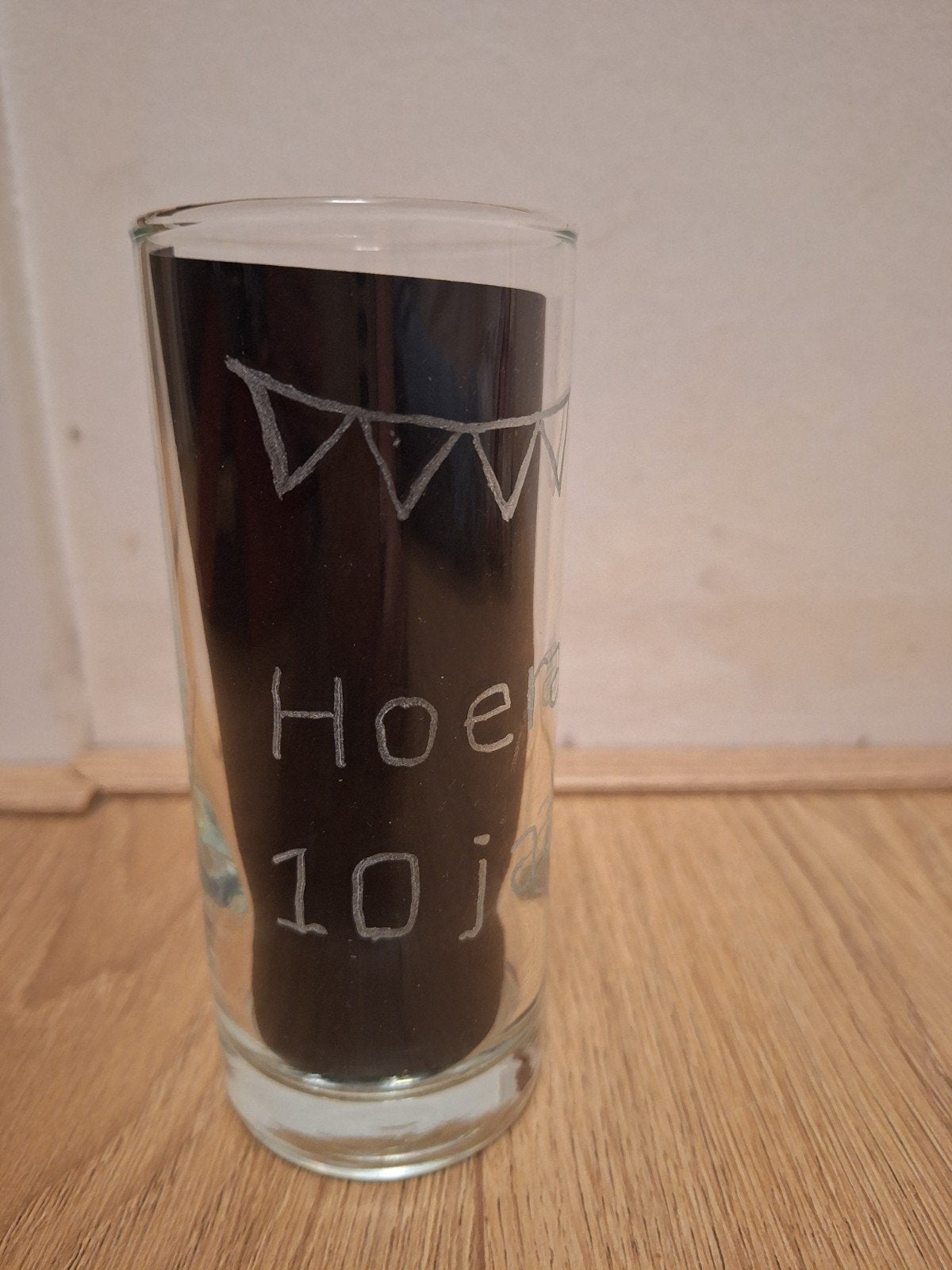 Gegraveerde longdrinkglas hoera 10 jaar, Ophalen, Zo goed als nieuw, Frisdrankglas