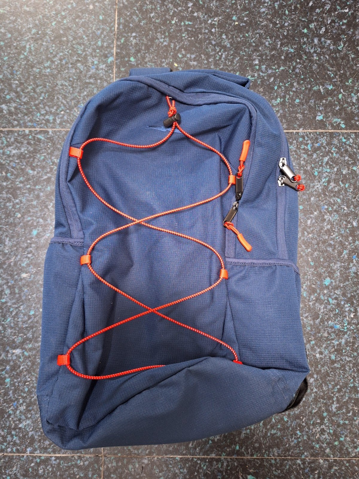 Nieuwe donkerblauwe rugzak met rode accenten, Sieraden, Tassen en Uiterlijk, Gebruikt, 25 tot 40 cm, Ophalen of Verzenden, Overige merken