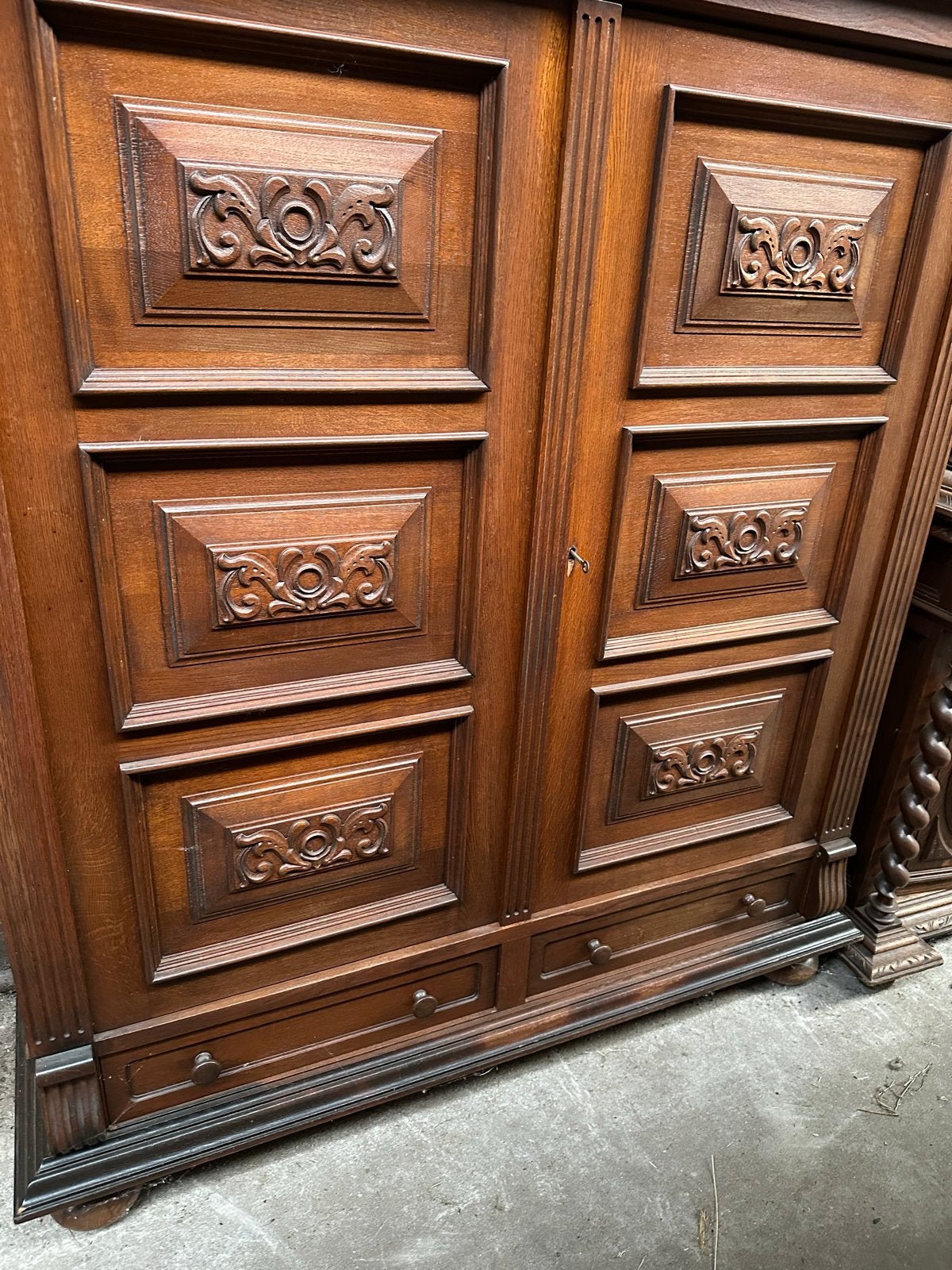 Antieke houten kast met houtsnijwerk 15€, Ophalen