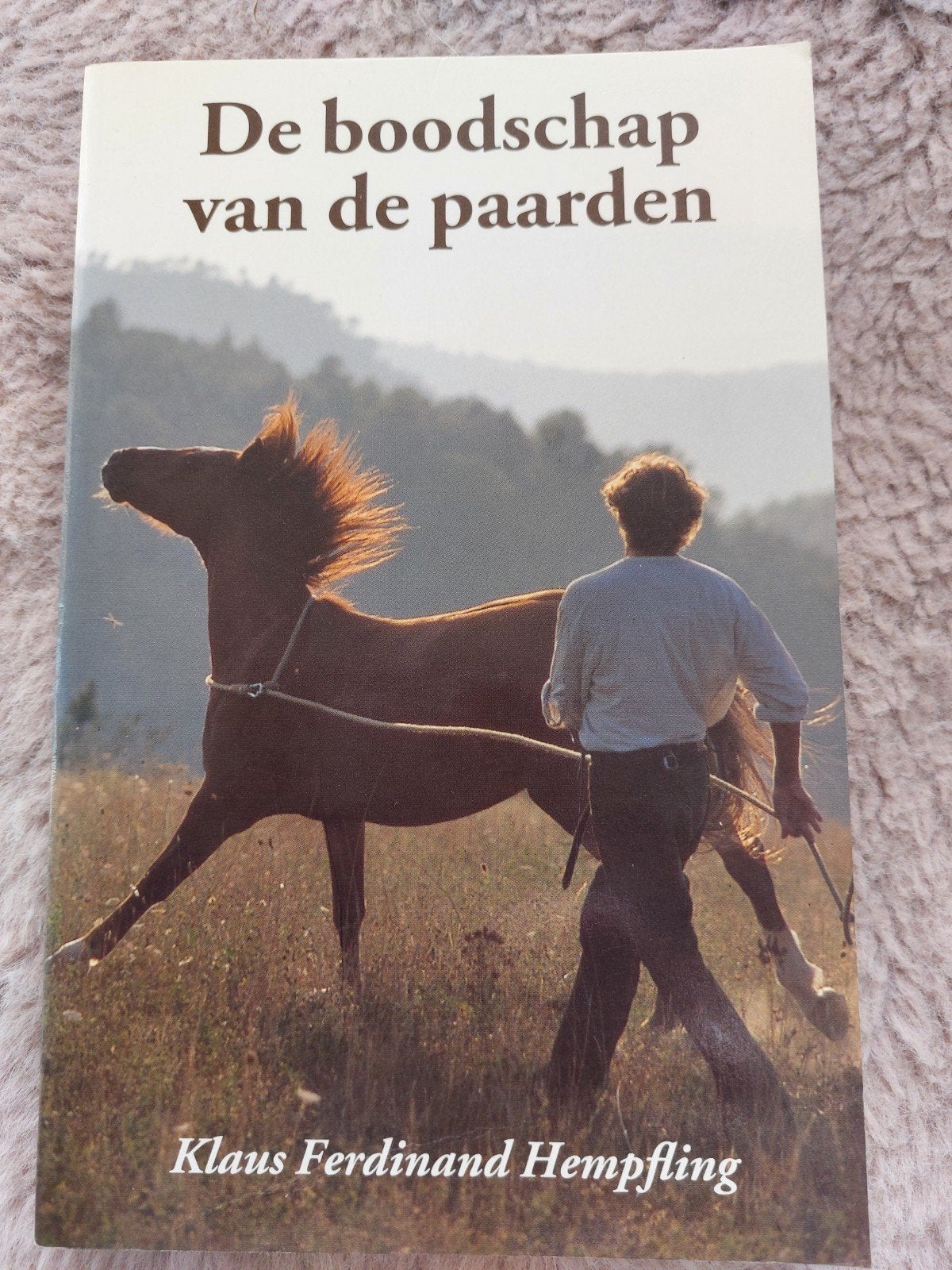 De boodschap van de paarden - Klaus Ferdinand Hempfling, Boeken, Ophalen of Verzenden, Gelezen, Paarden of Pony's