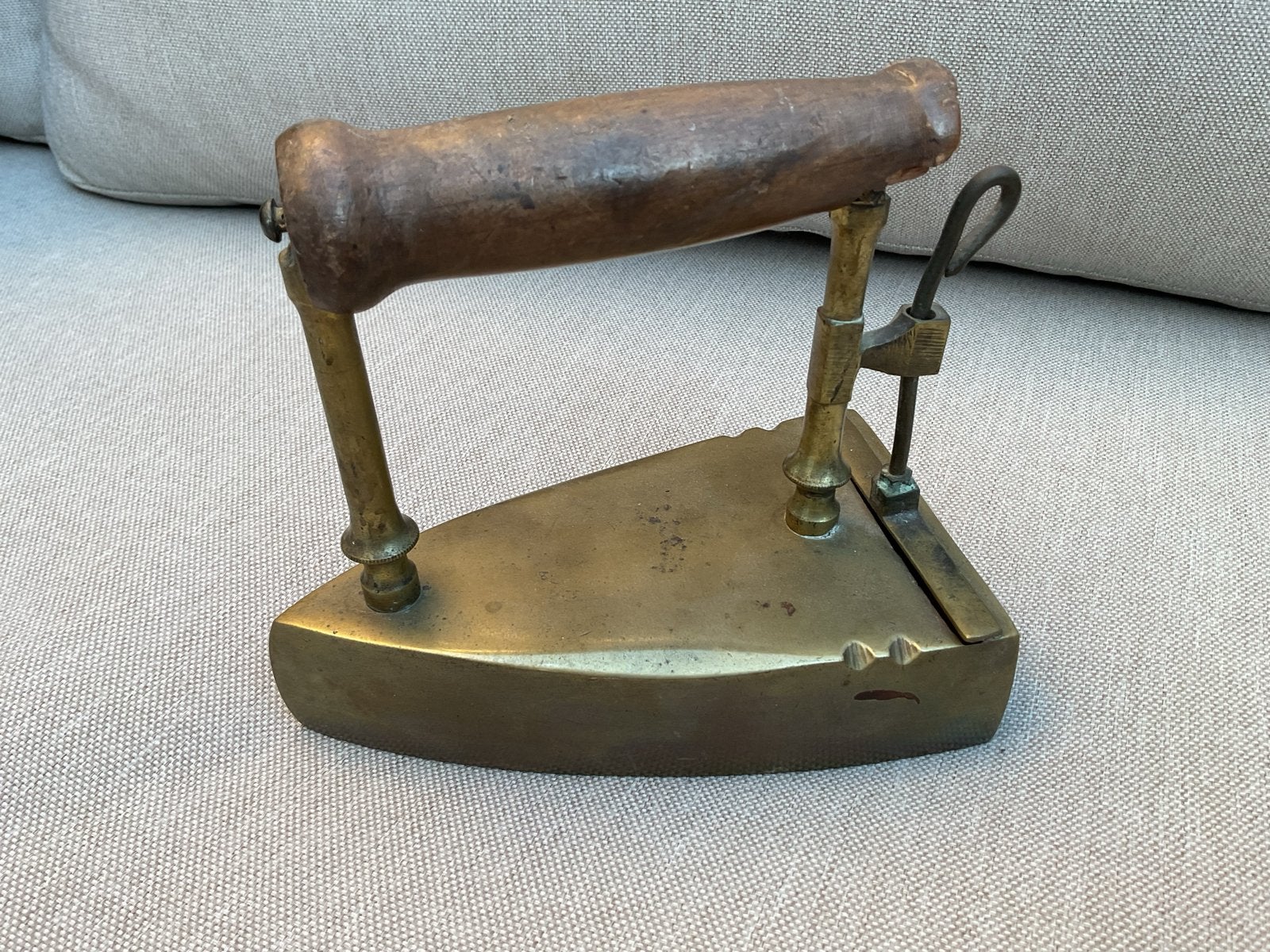 Antiek messing strijkijzer met houten handvat, Antiek en Kunst, Ophalen of Verzenden