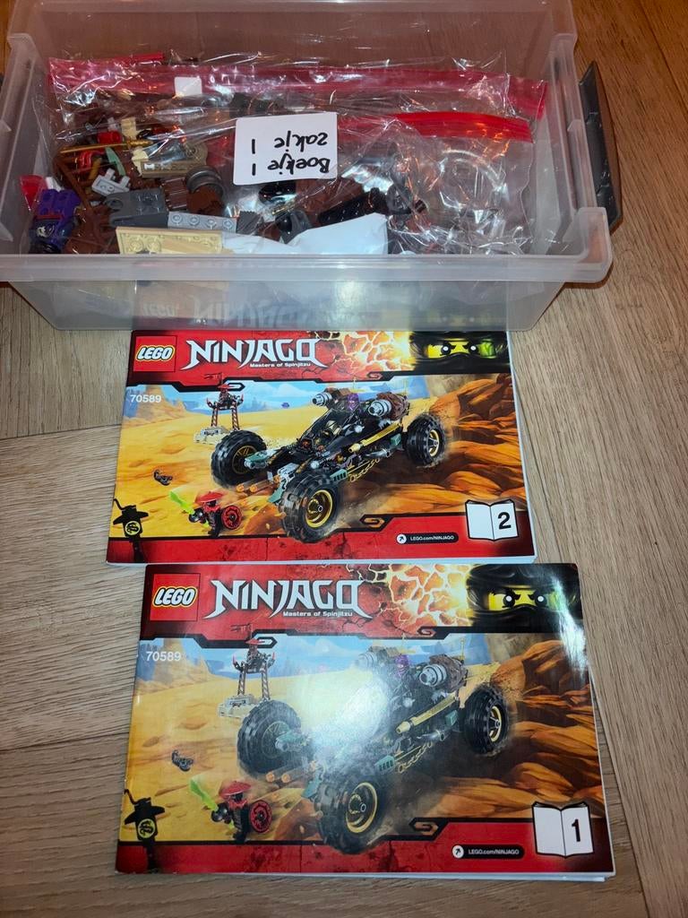 LEGO Ninjago 70589 Rock Roader compleet met boekjes, Boeken, Ophalen of Verzenden, Zo goed als nieuw