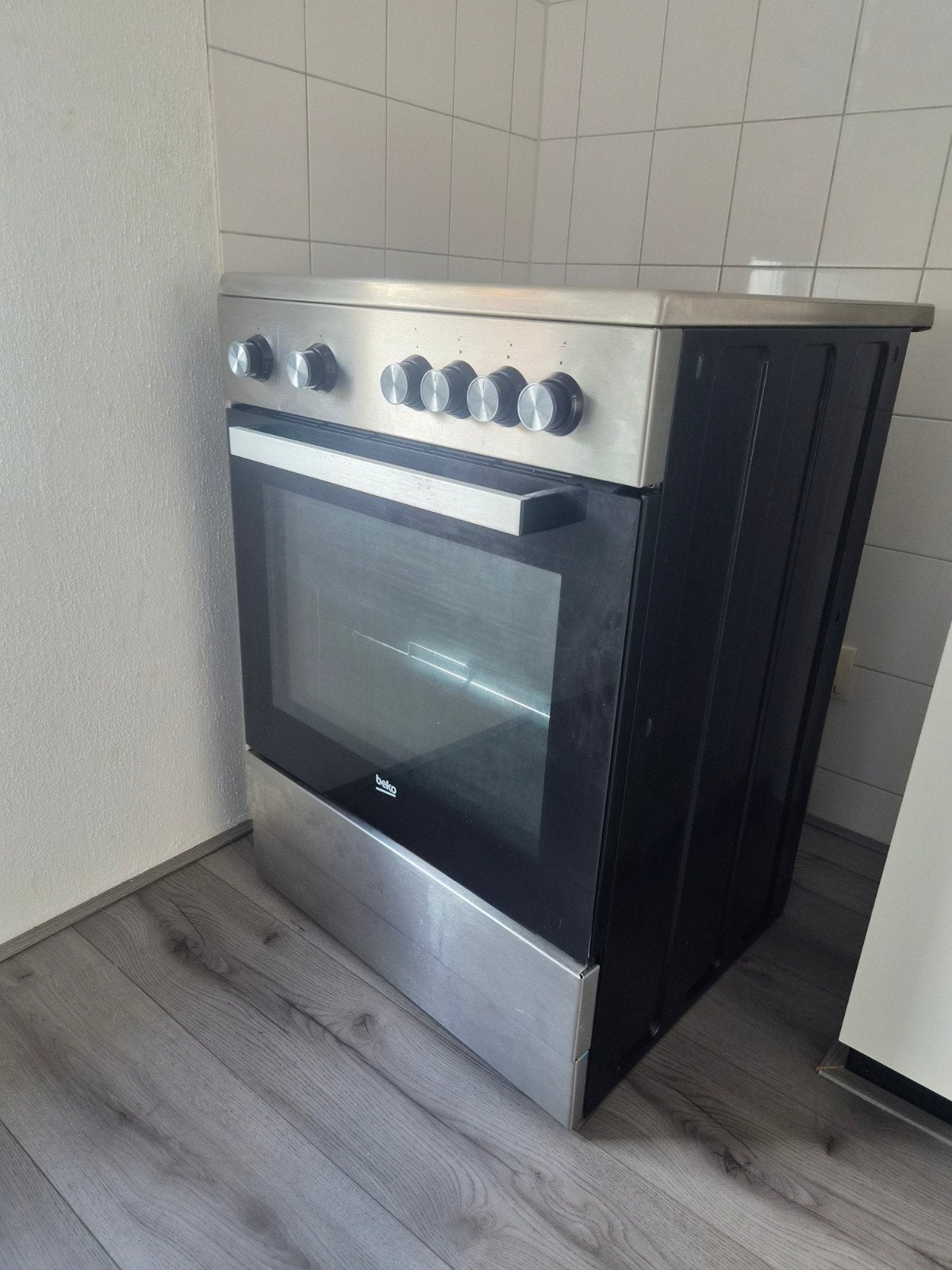 Beko Vrijstaand Keramisch Fornuis met Oven, Witgoed en Apparatuur, Ophalen, Gebruikt, Hete lucht, Keramisch