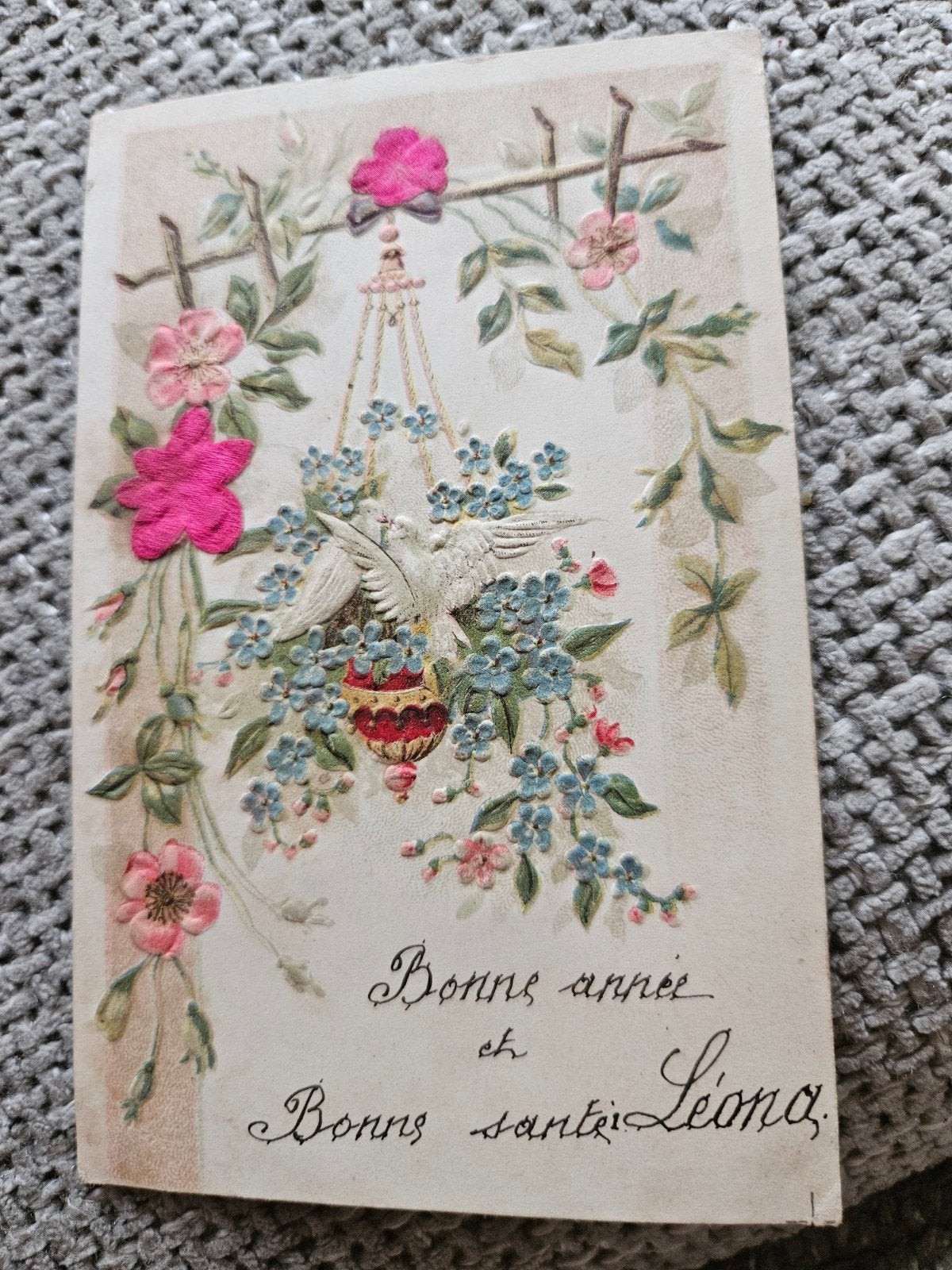 Brocante stof  Nieuwjaarskaart met reliëf en duiven, Ophalen of Verzenden, Voor 1920, Gelopen