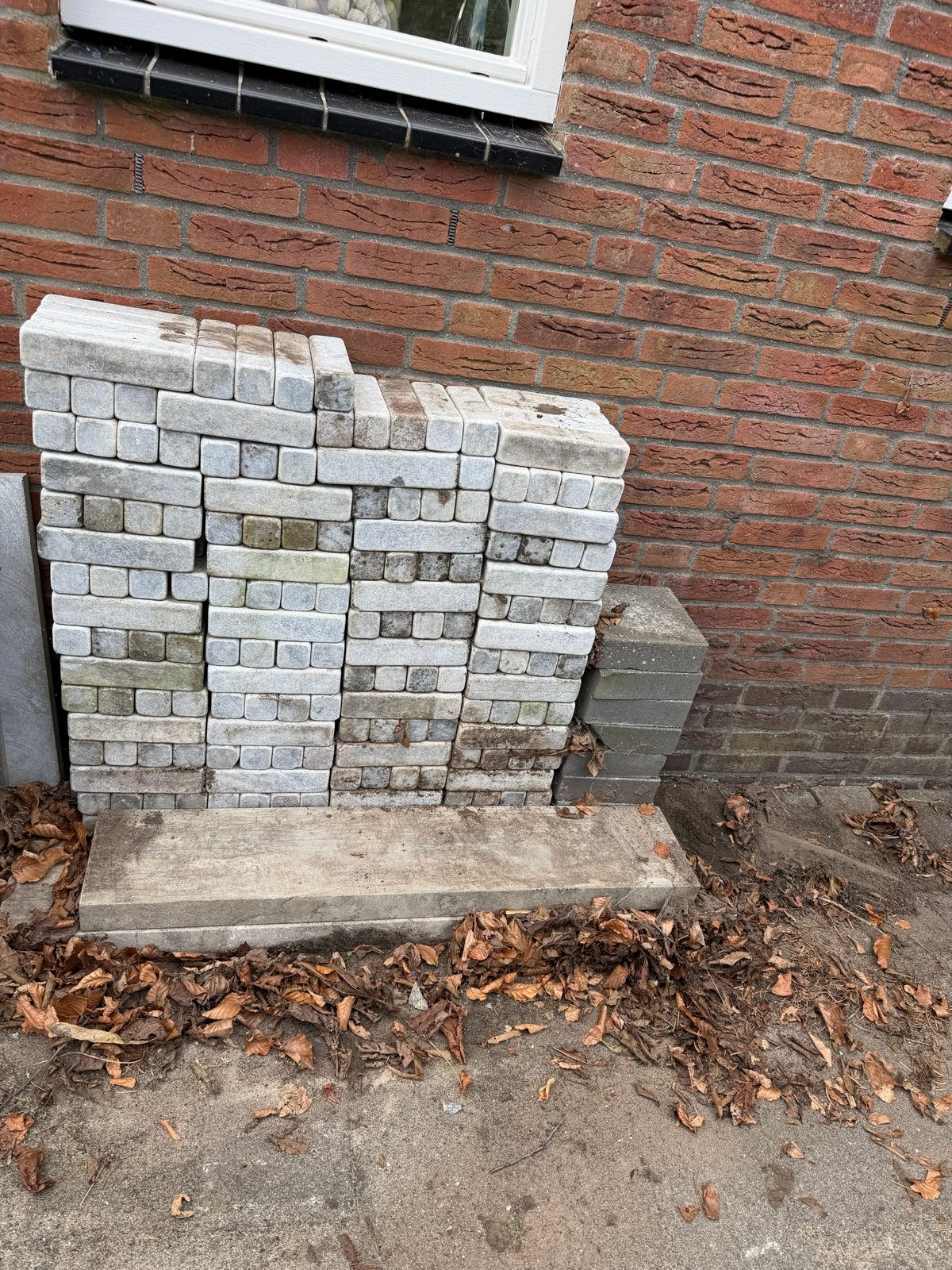 Gratis afhalen omg. Schiphol: Gebruikte betonnen klinkers, Ophalen, Gebruikt, Klinkers, 5 tot 10 m²