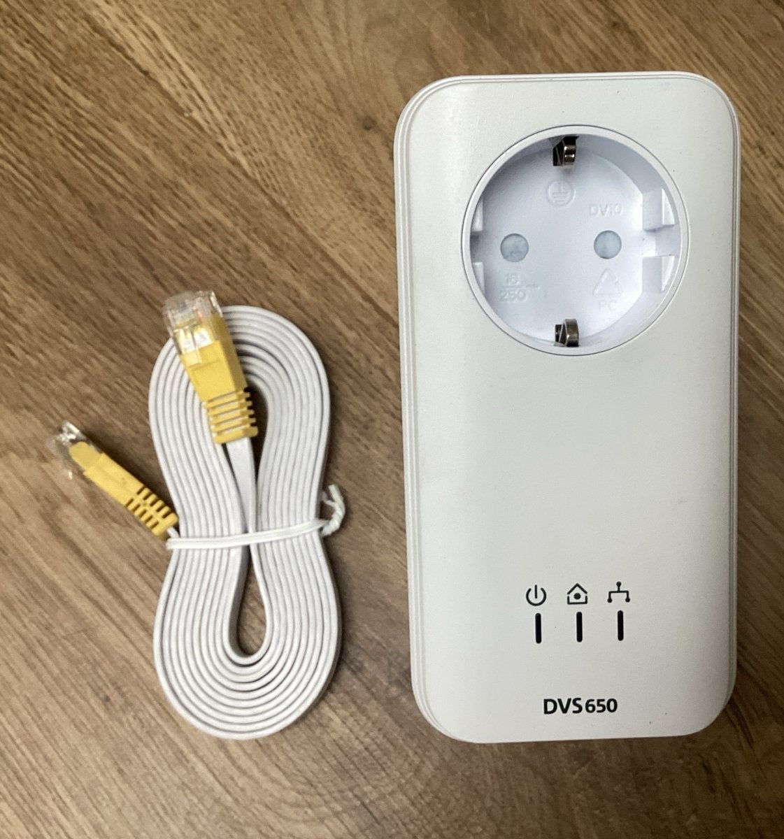 Devolo DVS 650 Powerline Adapter met stopcontact, Computers en Software, Ophalen of Verzenden, Zo goed als nieuw, Router
