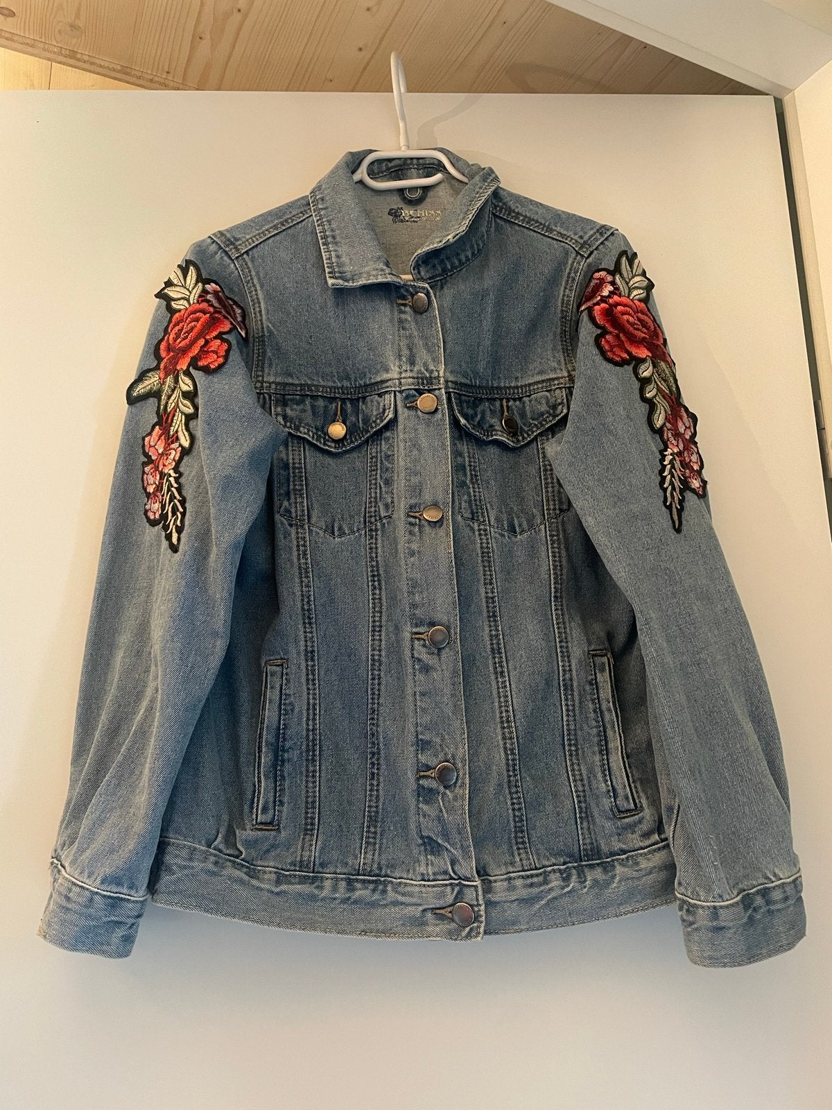 Denim spijkerjack met geborduurde rozen, Ophalen of Verzenden, Zo goed als nieuw, Maat 38/40 (M), Blauw