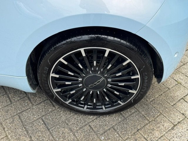 Fiat 500 e La Prima 42 kWh *carplay *camera *leder *17 inch, Gebruikt, 118 pk, Leder, Geïmporteerd