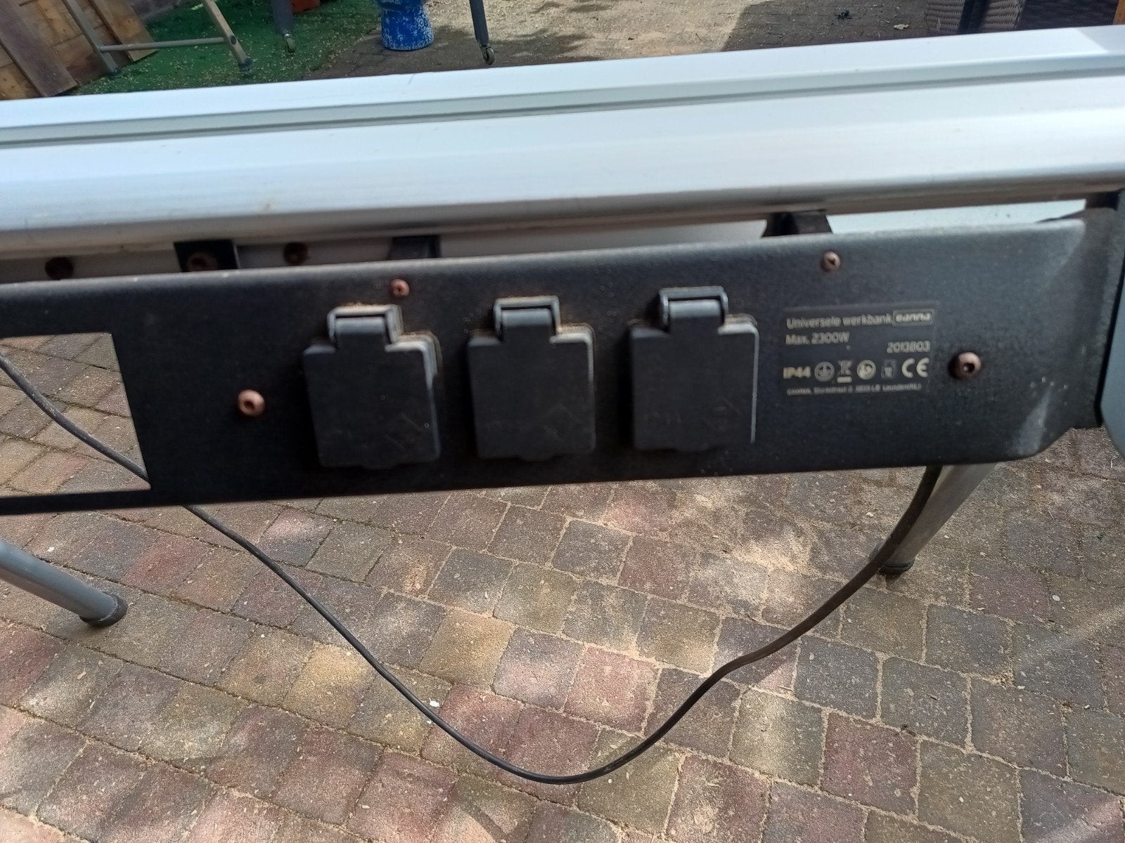 Robuuste werktafel met stopcontacten en bankschroef, Doe-het-zelf en Verbouw, Werkbanken, Ophalen of Verzenden, Gebruikt, 120 tot 170 cm