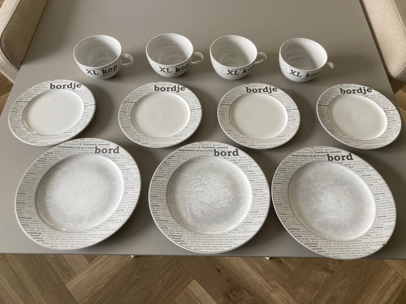 11-delig servies - Hema met woordenboek tekst, Gebruikt, Ophalen of Verzenden, Overige stijlen, Aardewerk