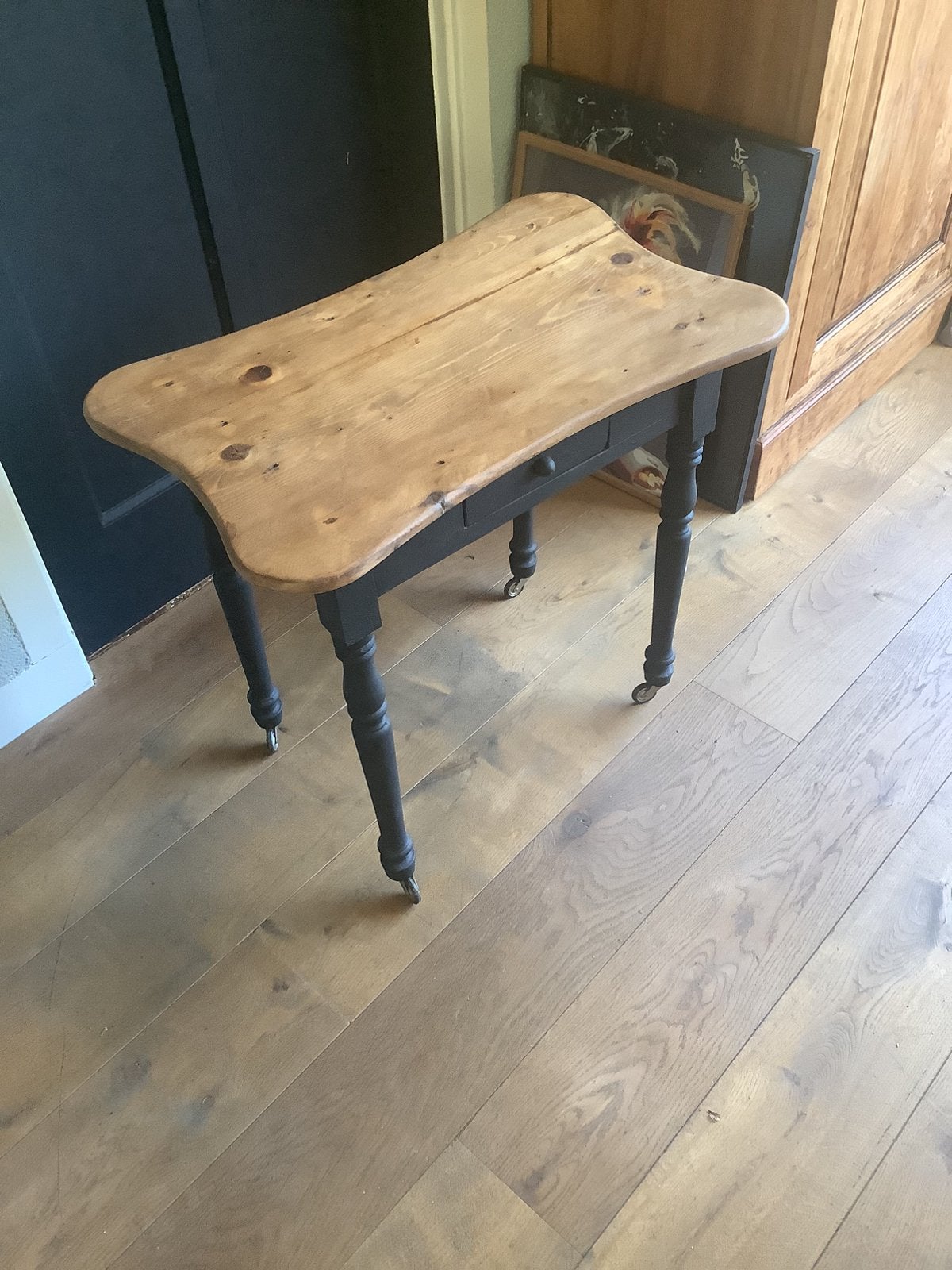 Sidetable engels vintage wieltjes matzwart hout €65, Ophalen, Zo goed als nieuw, Minder dan 10 m², Parket