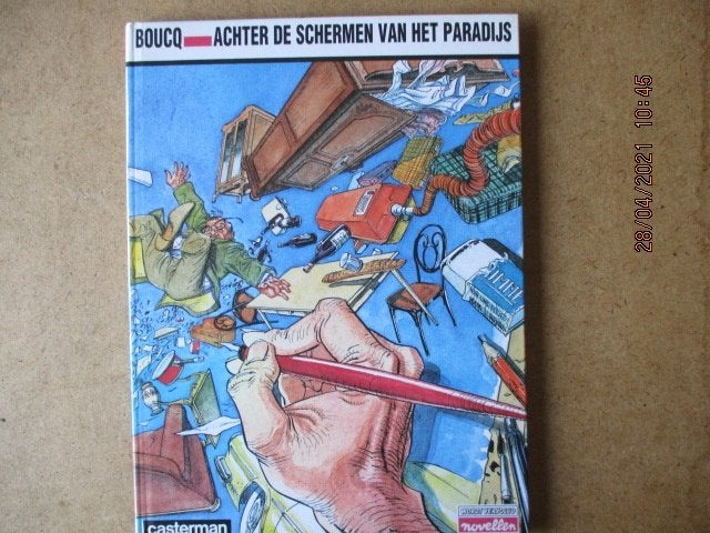 adv1833 achter de schermen van het paradijs hc, Boeken, Eén stripboek, Ophalen, Gelezen