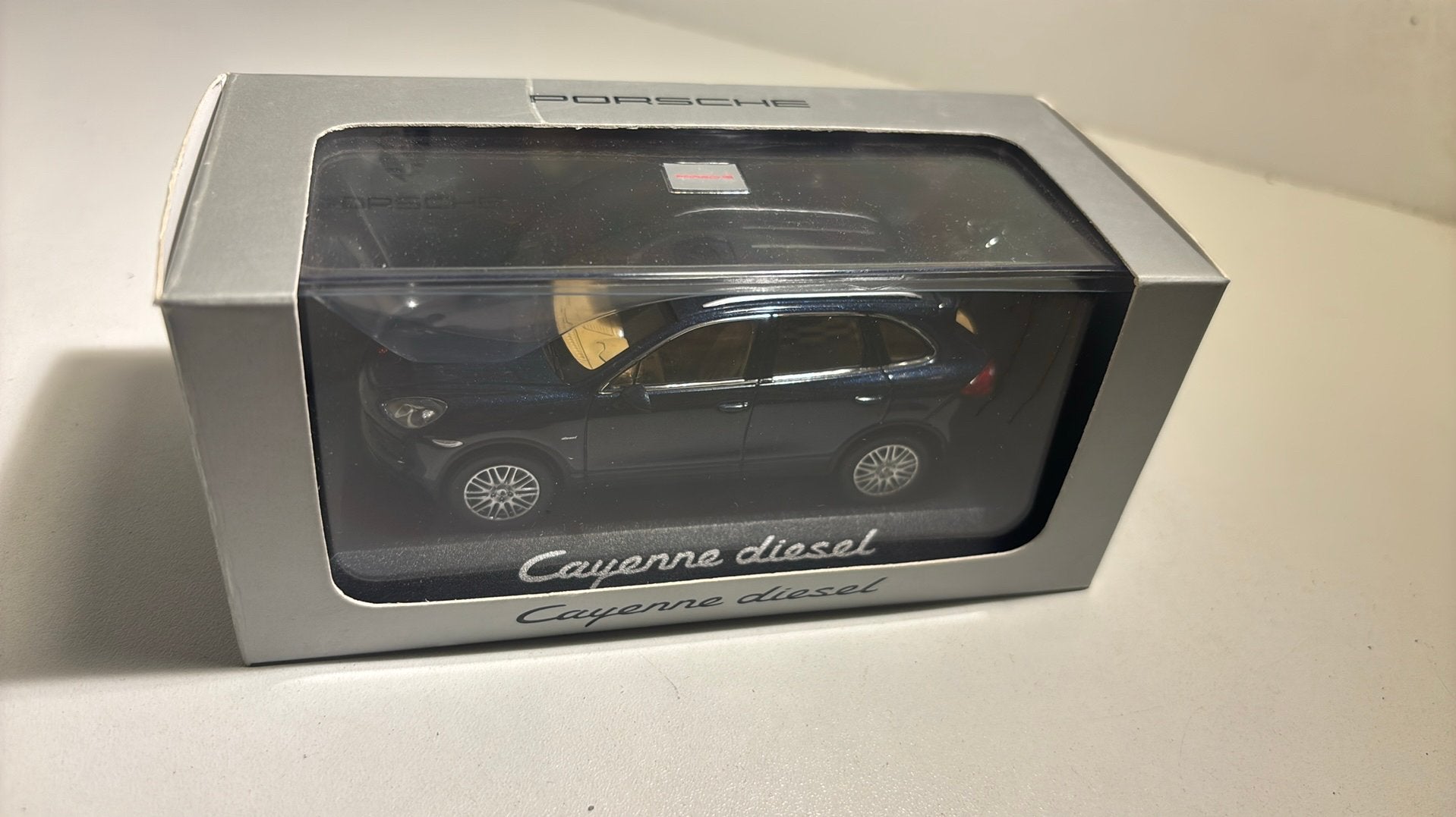 Porsche cayenne diesel bleu minichamps 1.43, Auto, Ophalen of Verzenden, MiniChamps, A