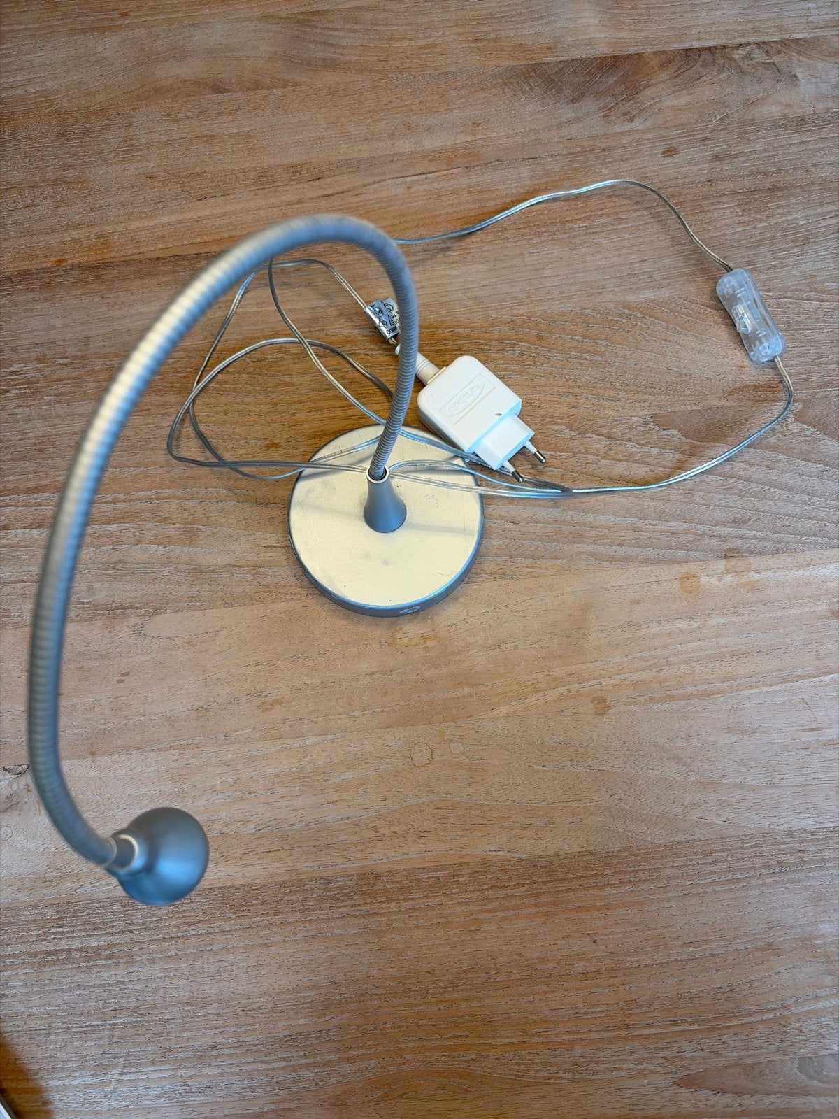 Flexibele zilverkleurige bureaulamp met adapter, Huis en Inrichting, Lampen | Tafellampen, Bureaulamp, Gebruikt, Overige fittingen